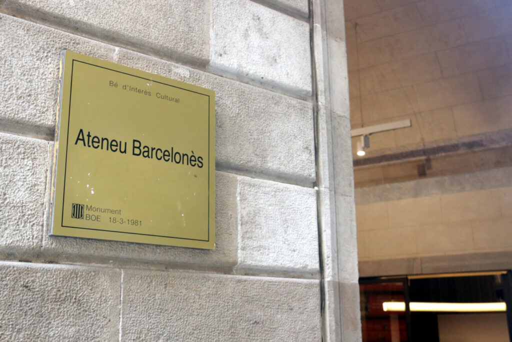 Llancen un còctel Molotov contra el restaurant dels baixos de l’Ateneu Barcelonès